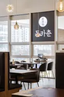 시티뷰와 세련된 조명의 모던 돈까스 전문점